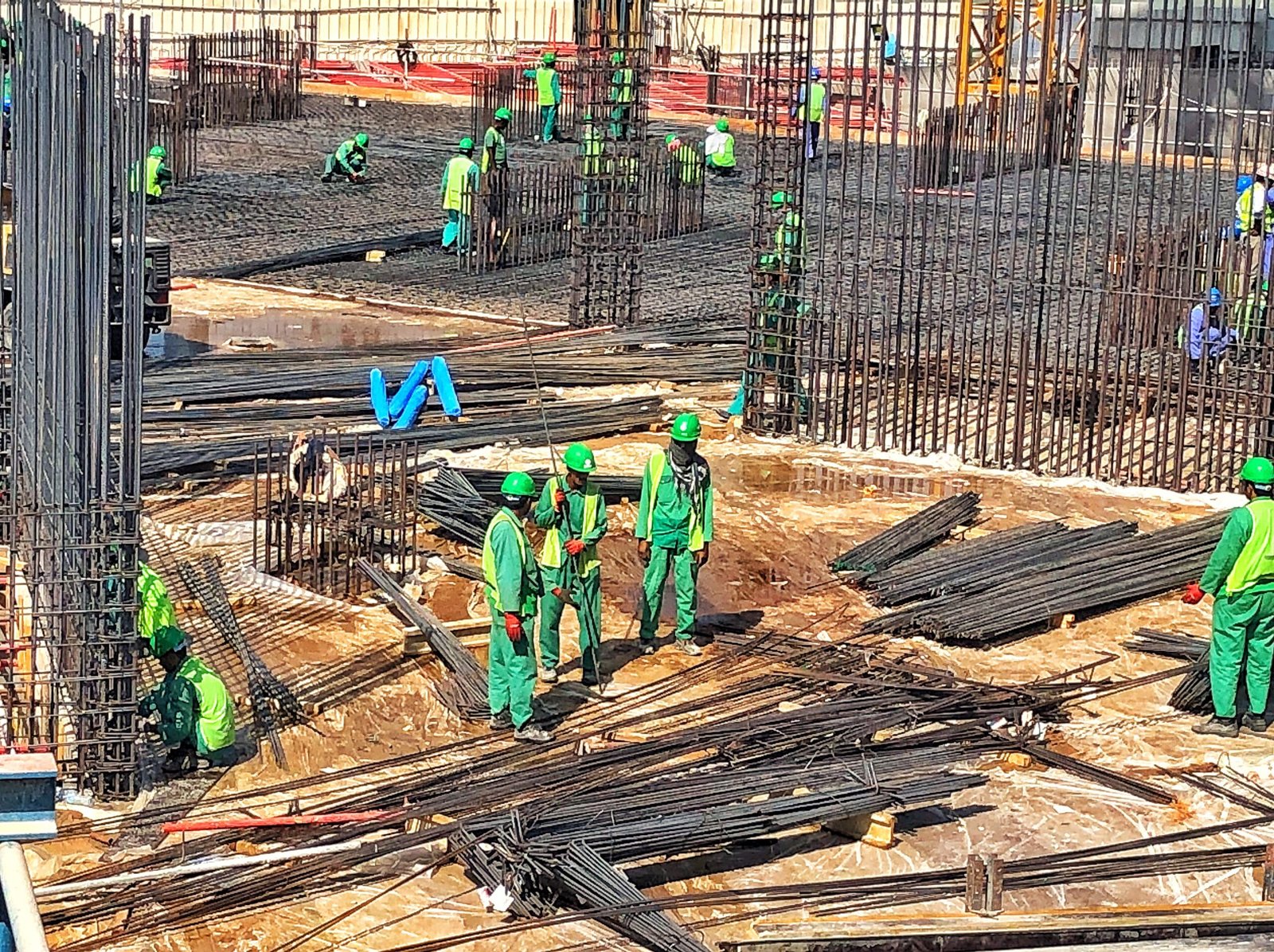 construction-men-working-together-in-desert-heat-2026-01-08-06-58-46-utc